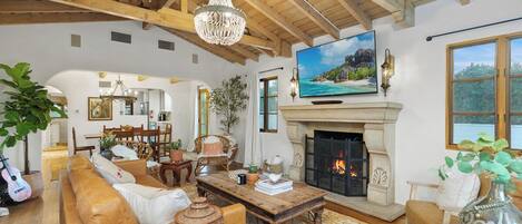 Smart TV, caminetto, tavolo da ping pong, libri