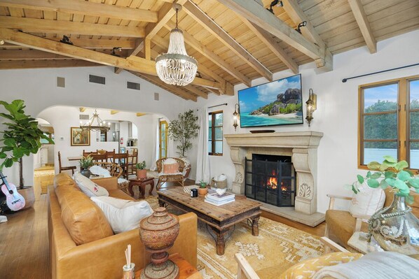 Smart-tv, eldstad, ett bordtennisbord och böcker