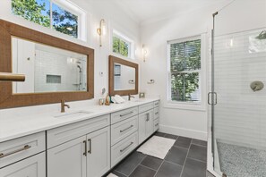 Dusche, Handtücher, Shampoo, Toilettenpapier