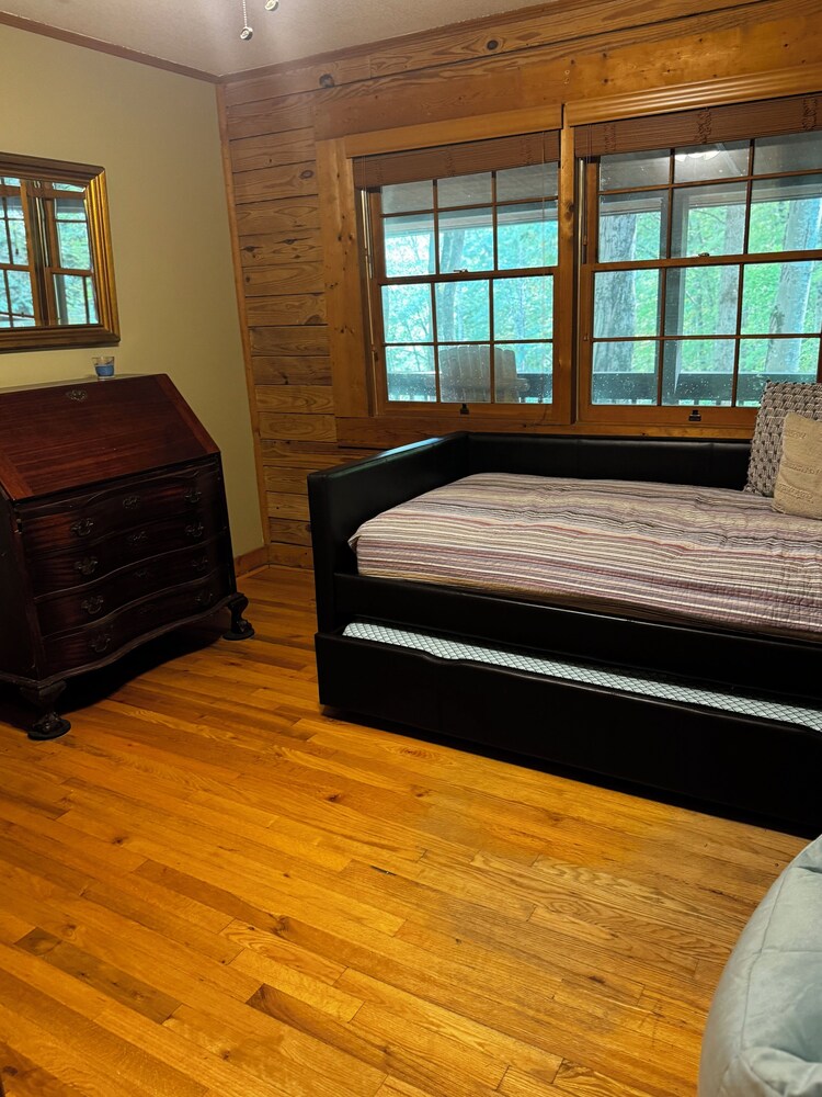 Ollie's Ruby! 2 BR, 2 Full BA log cabin in Maggie with all the comforts