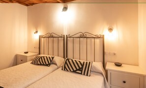 3 habitaciones, cuna de viaje y ropa de cama 