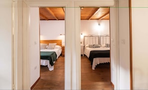 3 bedrooms, travel cot, bed sheets - La Mariña Apartment 2 (6 beds) (Tornin)
