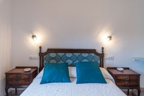 2 soverom, strykejern/-brett, reiseseng for barn og sengetøy