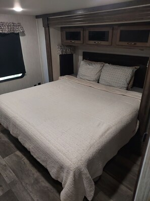 2 bedrooms, WiFi, bed sheets - Cozy 2-bedroom RV in serene Homedale with AC, WiFi. Close to the Snake River. (Homedale)