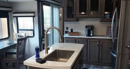 Cozy 2-bedroom RV in serene Homedale with AC, WiFi. Close to the Snake River.