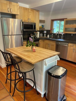 Fridge, microwave, oven, stovetop - Peaceful Private Home/Duplex on Lily Point Trail (Point Roberts)