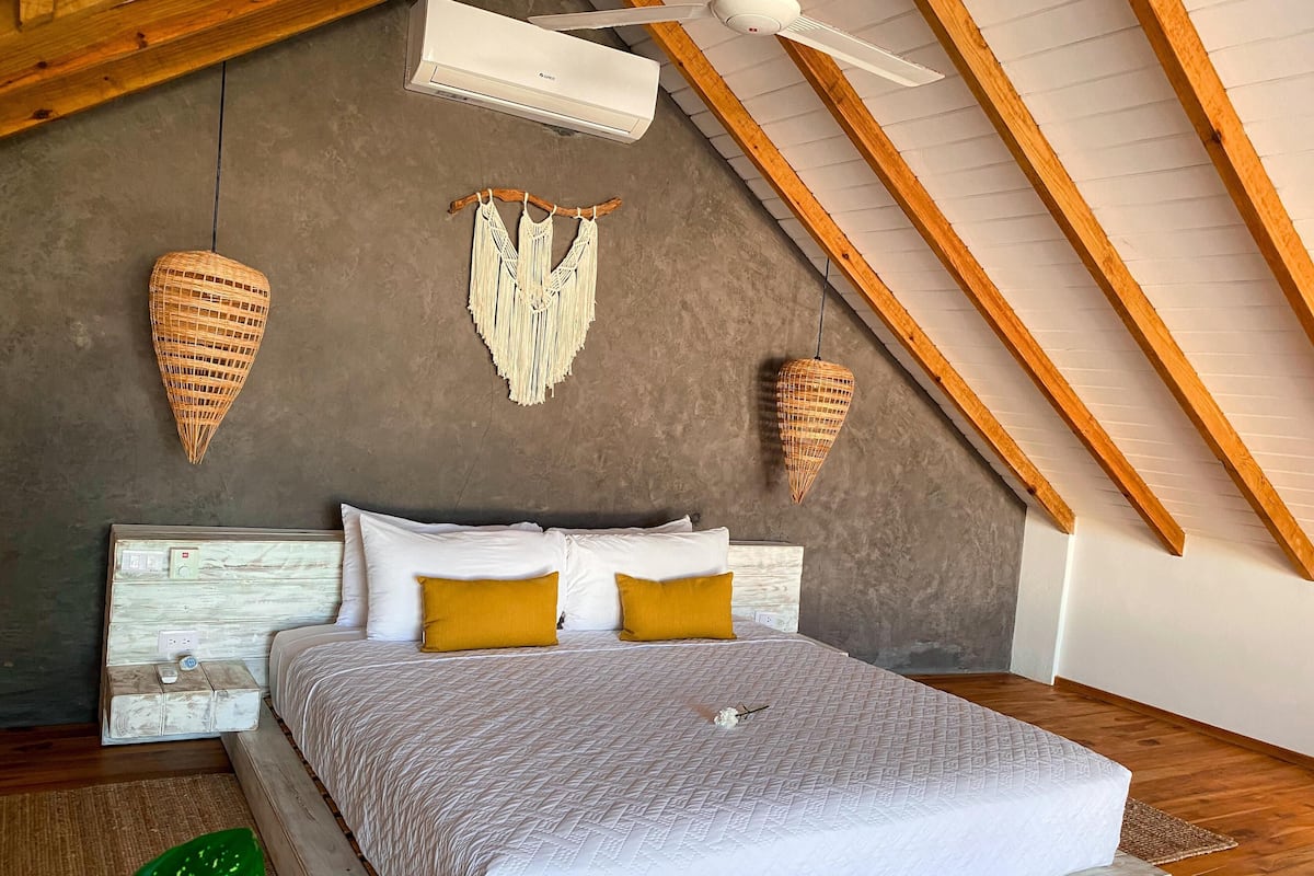 Deluxe Room, 1 Queen Bed, Balcony