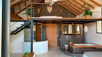 Habitación Deluxe, 1 cama Queen size, balcón | Área de sala de estar