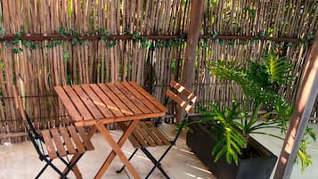 Habitación Deluxe, 1 cama Queen size, balcón | Terraza o patio