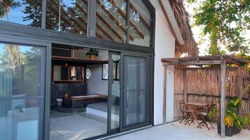 Vista frontal de la propiedad