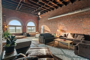 Living area - Three Rivers Inn at Jordan's Warehouse (St. Louis)