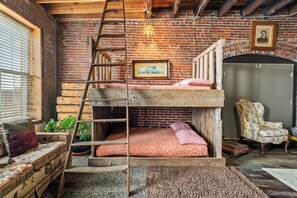Living area - Three Rivers Inn at Jordan's Warehouse (St. Louis)