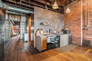 Living area - Three Rivers Inn at Jordan's Warehouse (St. Louis)