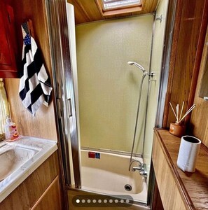 シャワー、タオル、石鹸、シャンプー