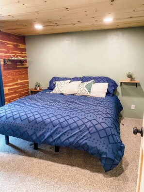 3 bedrooms, WiFi, bed sheets - Shop house 10 minutes to Stillwater (Perkins)