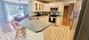 Fridge, microwave, oven, stovetop - NEW LISTING - Hummingbird Hideway at the Lake - 11 Miles from Clemson - 3 Kings (Anderson)