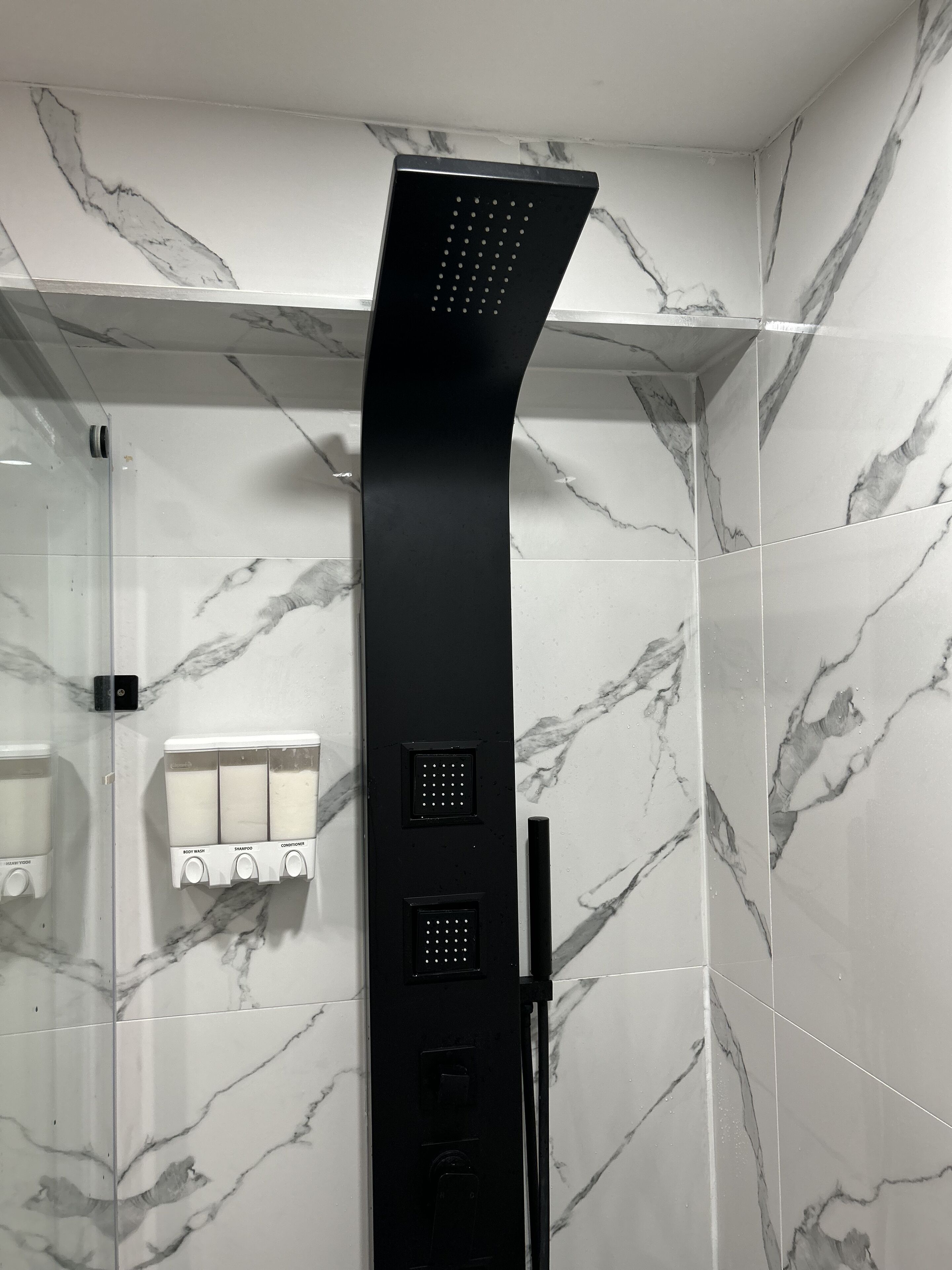 Umweltfreundliche Kosmetikartikel, Haartrockner, Bidet, Handtücher