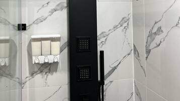 Umweltfreundliche Kosmetikartikel, Haartrockner, Bidet, Handtücher