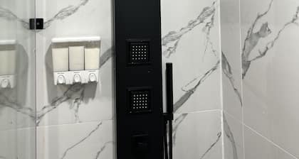 Luxury high rated guest apartment close to all attractions and Airport