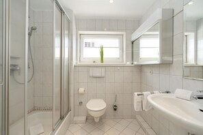 Shower, hair dryer - Strandstraße - Cozy, central 1-room apartment, close to the beach, balcony, (Westerland)