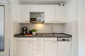 Frigorífico, microondas, placa de cocina y lavavajillas