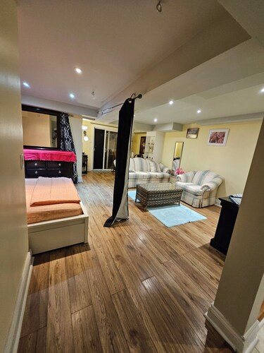 Gorgeous Walkout Basement Apartment Fully Furnished, Seperate Entrance.