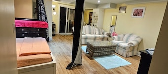 Gorgeous Walkout Basement Apartment Fully Furnished, Seperate Entrance.