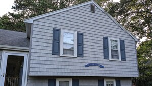 Ein zweistöckiges Haus mit einem Schild, auf dem 'House of the Salty Whale' steht.