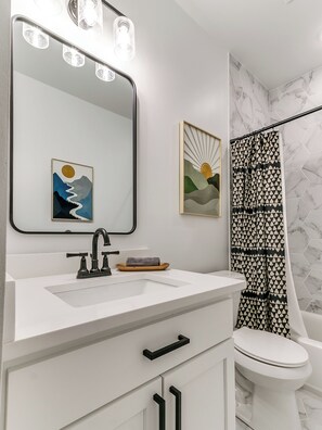 シャワー、ヘアドライヤー、タオル、石鹸