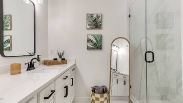 Dusch, hårtork, handdukar och tvål