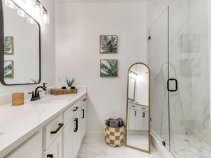 Dusch, hårtork, handdukar och tvål