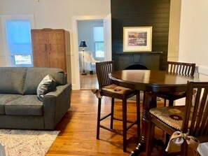 Smart TV - Five Star Charmer! Great Location Downtown & Stadium! Parking too! (Annapolis)
