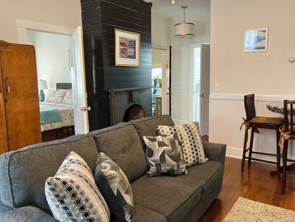 Smart TV - Five Star Charmer! Great Location Downtown & Stadium! Parking too! (Annapolis)