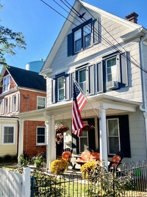 Exterior - Five Star Charmer! Great Location Downtown & Stadium! Parking too! (Annapolis)