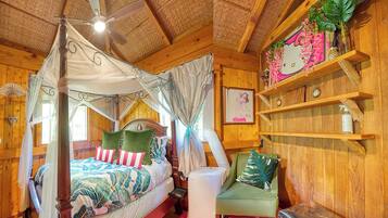 Une pièce en bois avec un lit à baldaquin, une chaise, une table de chevet et une étagère ornée d’objets décoratifs.