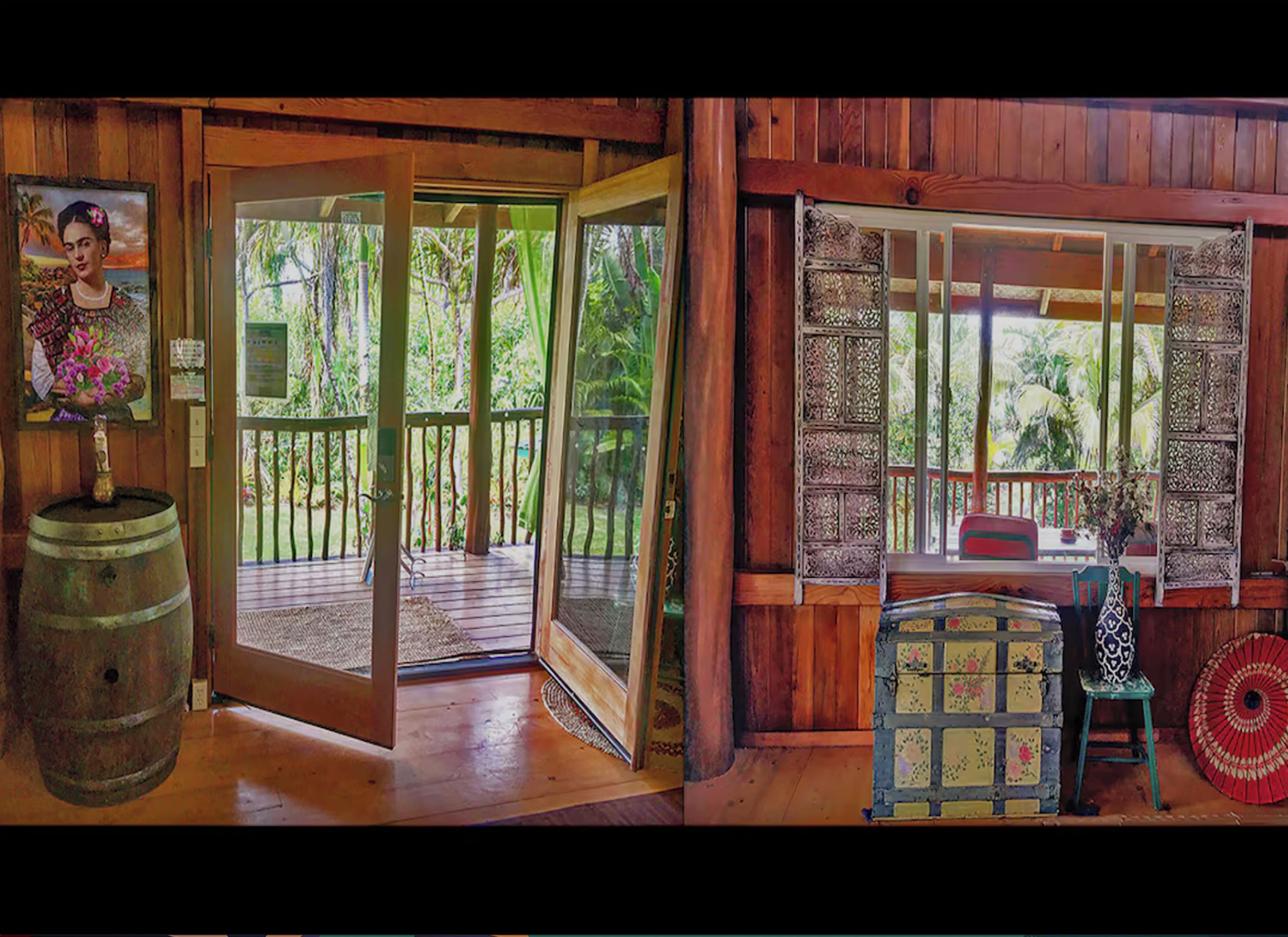 Eine Holzjagd-Hütte mit Veranda, einer zur Außenseite führenden Tür und einem Fenster mit Blick ins Grüne.