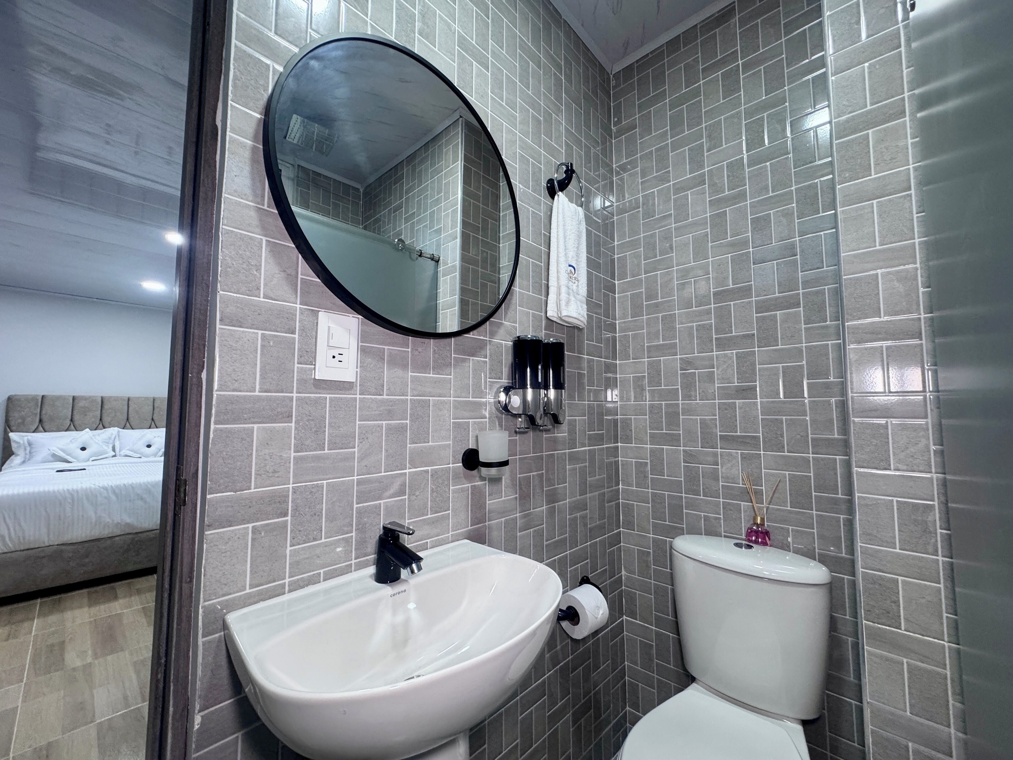 Une salle de bain avec un lavabo, des toilettes et un miroir.