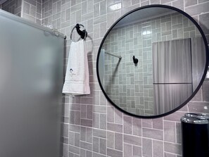 Classic Double Room Single Use | Bathroom | Shower, towels, soap, shampoo - Hospedaje Casa Rueda (Barranquilla)