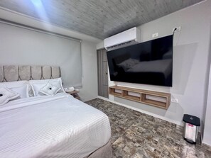 Comfort Quadruple Room, City View | In-room safe, free WiFi, bed sheets - Hospedaje Casa Rueda (Barranquilla)