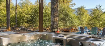 New- River Retreat w/ hot tub, beach & arcade/ game room