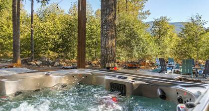 New- River Retreat w/ hot tub, beach & arcade/ game room