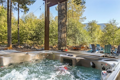 New- River Retreat w/ hot tub, beach & arcade/ game room