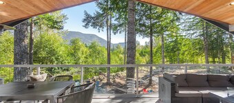 River Retreat w/ hot tub, beach & arcade/ game room