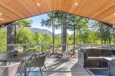 River Retreat w/ hot tub, beach & arcade/ game room