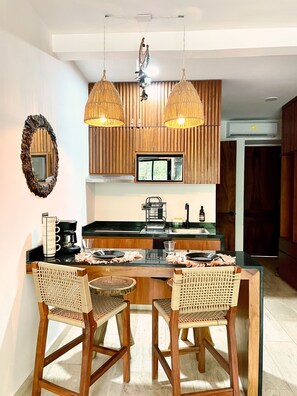 Réfrigérateur, micro-ondes, cafetière/bouilloire