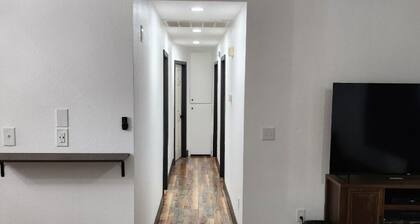 Charming 3-bedroom house in delightful Bullhead with WiFi, AC.