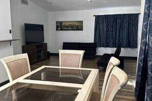 Dining - Charming 3-bedroom house in delightful Bullhead with WiFi, AC. (Bullhead)