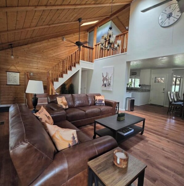 Smart TV - PINE RANCH: 2 Acres of Mountain Views, Elk Visits and Lots of Room for Everyone! (Pine)