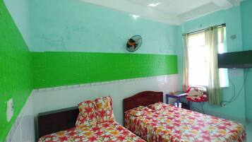 Basic Room | Desk, free WiFi