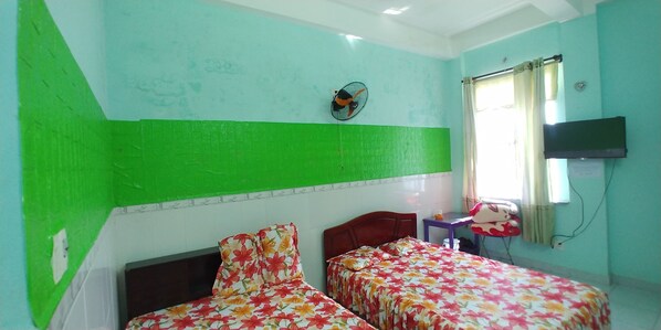 Basic Room | Desk, free WiFi - Home stay LQ (Da Nang)